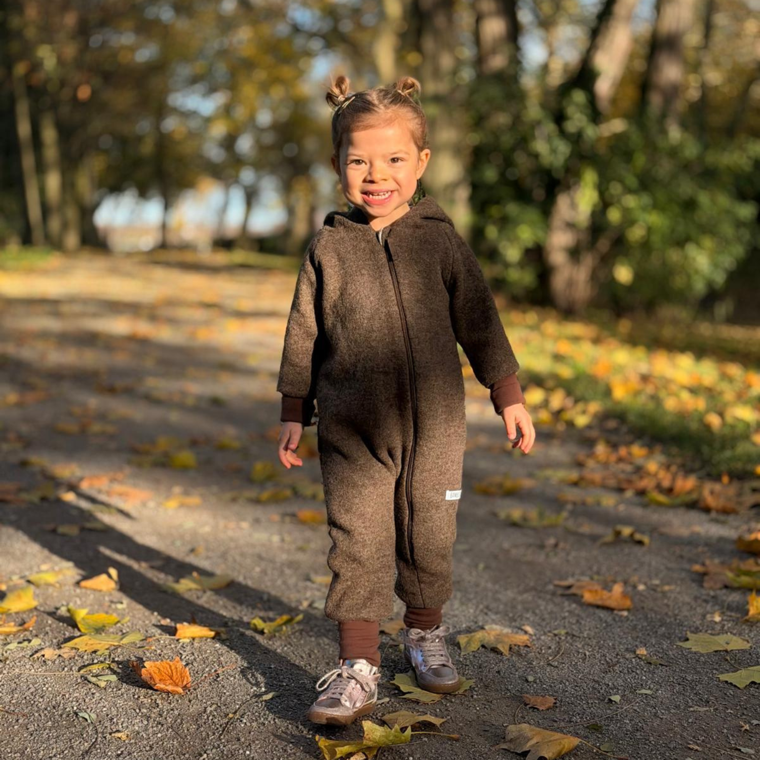 Produktfoto Kind brauner Walkoverall- Regenbogen- Bambeeni Walkoverall fuer Babys & Kinder aus 100% Schurwolle und Baumwollinnenfutter