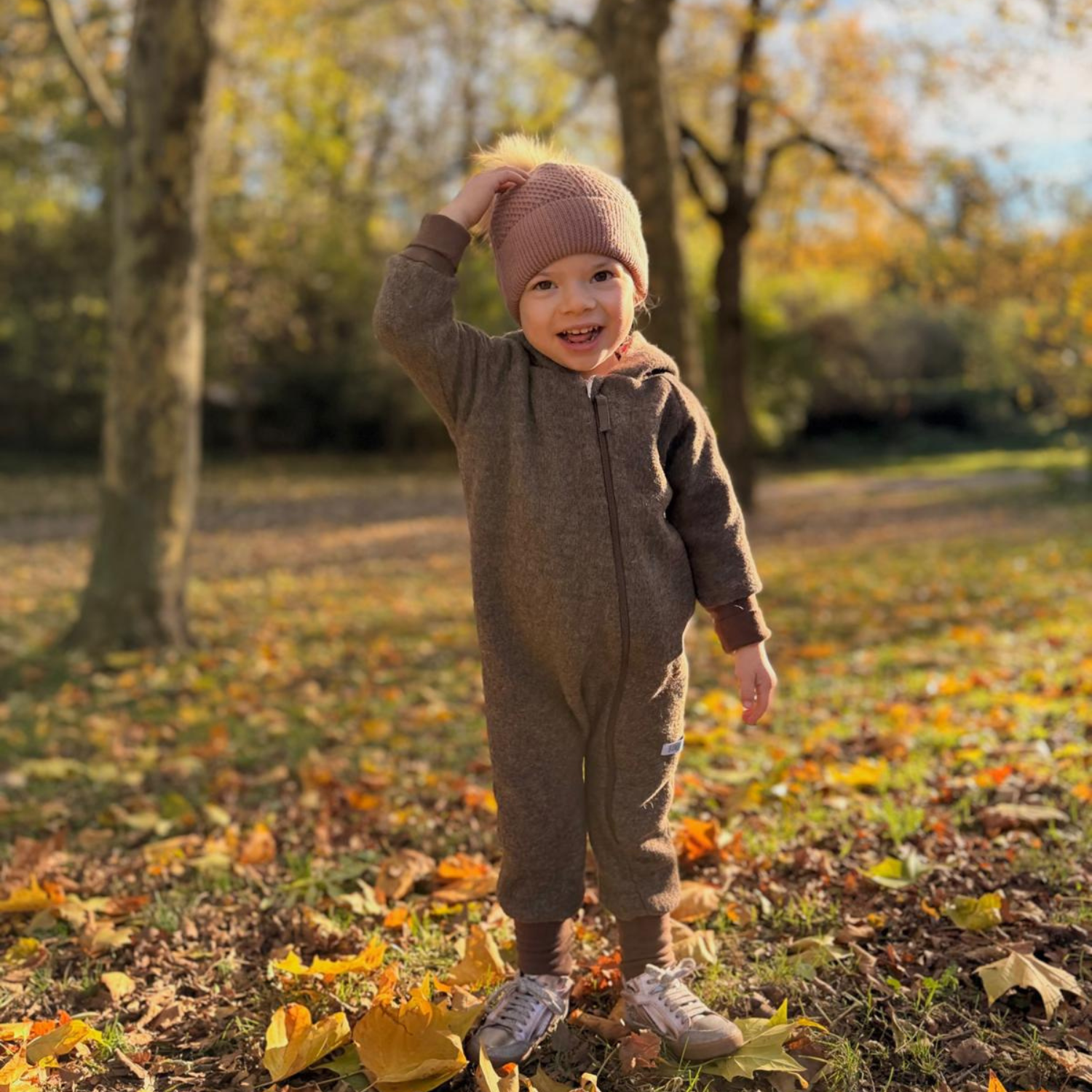 Produktfoto Kind brauner Walkoverall- Regenbogen- Bambeeni Walkoverall fuer Babys & Kinder aus 100% Schurwolle und Baumwollinnenfutter