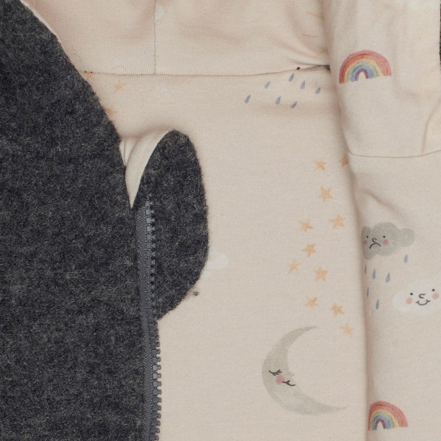 Produktfoto grauer Walkoverall- Sonne Mond und Regenbogen- Bambeeni Walkoverall für Babys & Kinder aus 100% Schurwolle und Baumwollinnenfutter