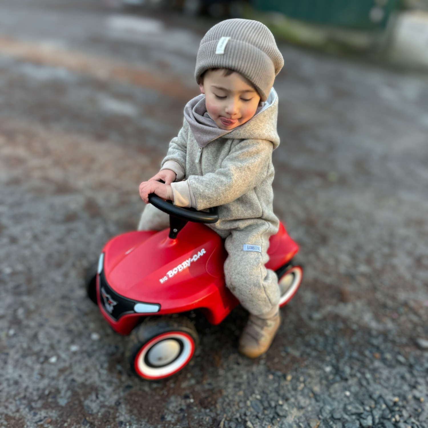 Kind in beigem Walkoverall- Herzen- Bambeeni Walkoverall fuer Babys & Kinder aus 100% Schurwolle und Baumwollinnenfutter