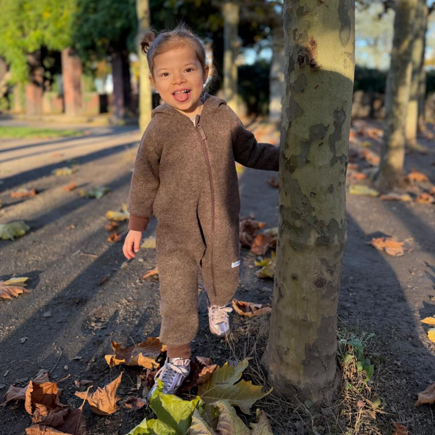 Produktfoto Kind brauner Walkoverall- Regenbogen- Bambeeni Walkoverall fuer Babys & Kinder aus 100% Schurwolle und Baumwollinnenfutter