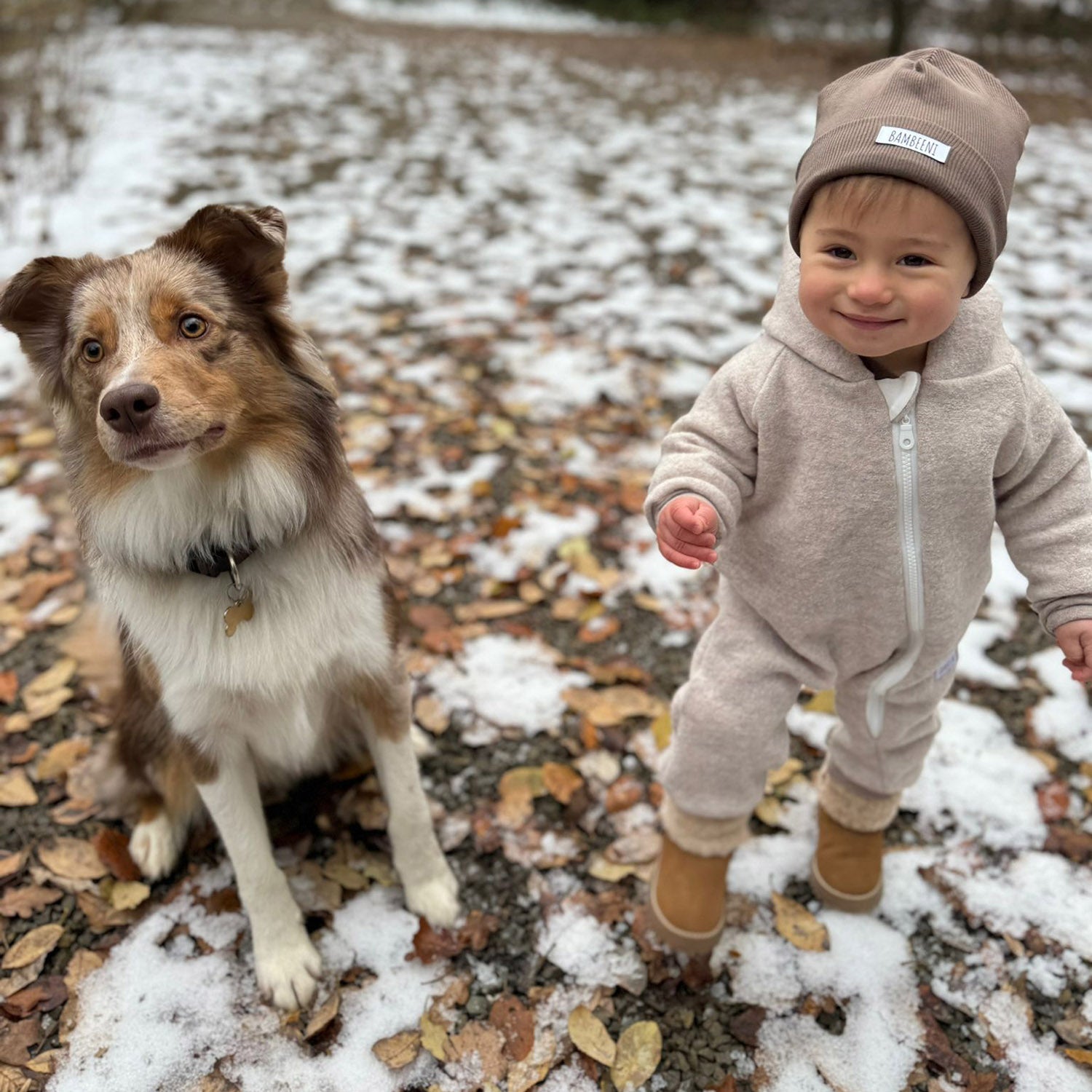 Kind in beigem Walkoverall- Bären- Bambeeni Walkoverall fuer Babys & Kinder aus 100% Schurwolle und Baumwollinnenfutter