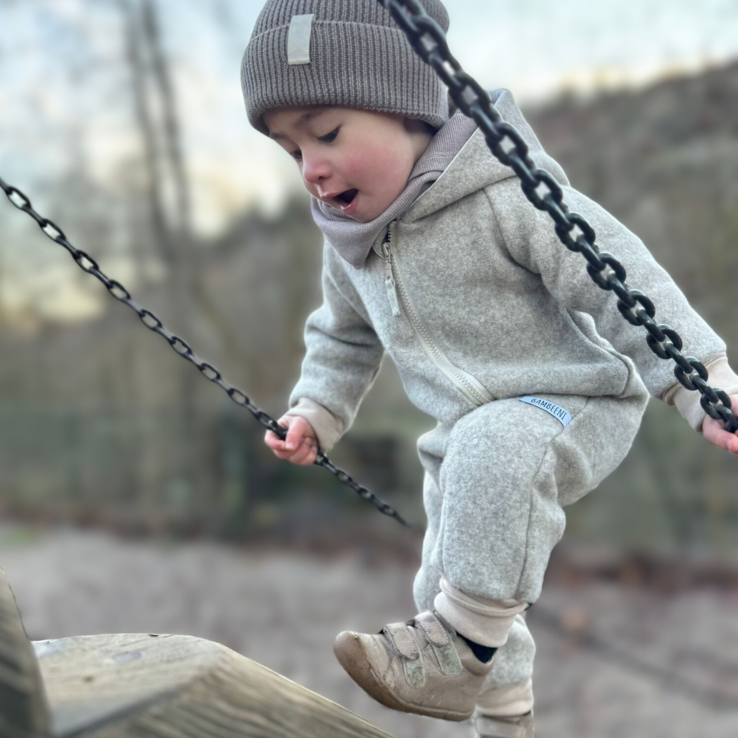 Kind in beigem Walkoverall- Herzen- Bambeeni Walkoverall fuer Babys & Kinder aus 100% Schurwolle und Baumwollinnenfutter